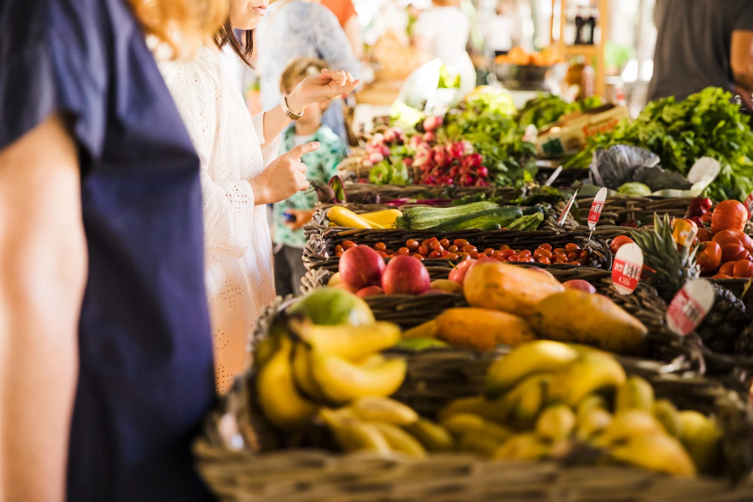 Repisa con frutas y verduras
